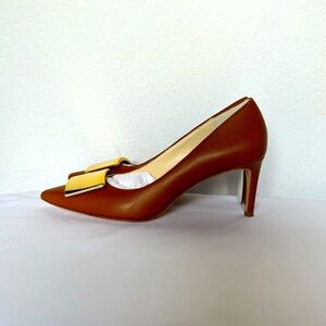 Stiletto with gold accent